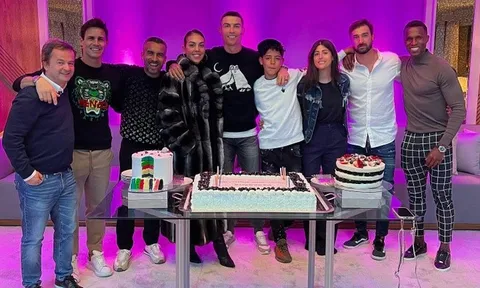 Ronaldo mừng sinh nhật tuổi 38 theo cách hiếm thấy