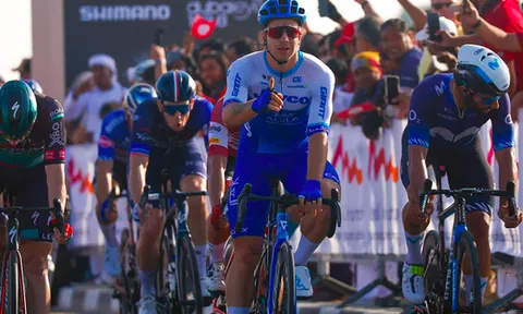 Dylan Groenewegen chiến thắng bằng màn nước rút nghẹt thở