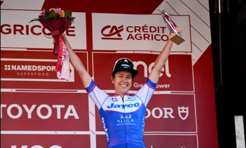 Kristen Faulkner phản ứng UCI vì bị tước hạng 3 Strade Bianche 2023
