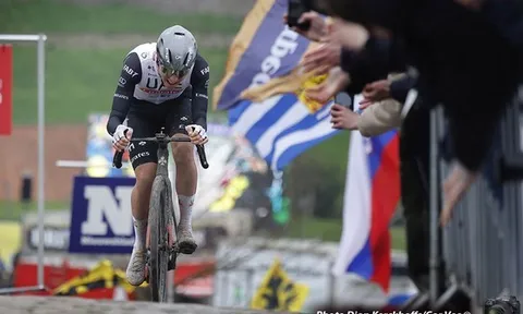 Tadej Pogacar chiến thắng solo ở Tour of Flanders