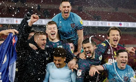 Burnley thăng hạng Premier League
