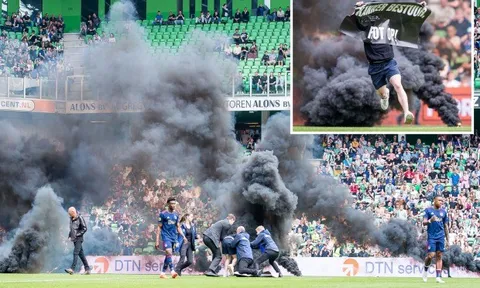Trận đấu của Ajax bị hủy vì bom khói