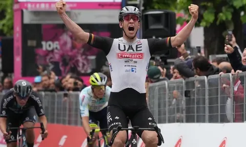 Pascal Ackerman thắng chặng 11 Giro d’Italia với nhiều tai nạn