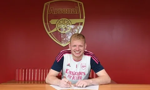 Ramsdale đã kí hợp đồng mới với Arsenal