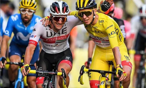 Tadej Pogacar và Adam Yates khởi động cho Tour de France
