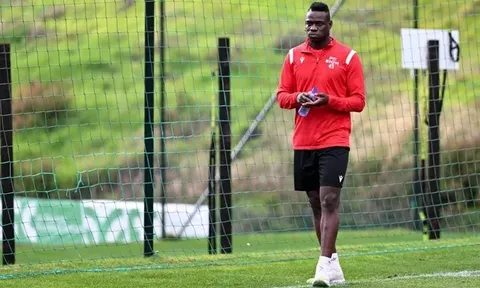 Balotelli đối mặt nguy cơ bị thanh lý hợp đồng