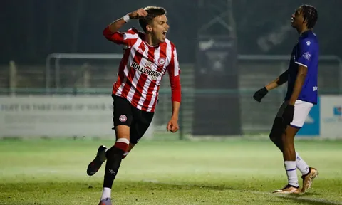 Brentford "mua đứt" con trai David Beckham