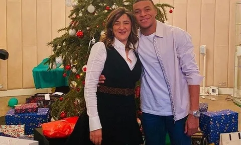 Mẹ của Mbappe bị chỉ trích vì lôi kéo Hakimi về công ty của mình