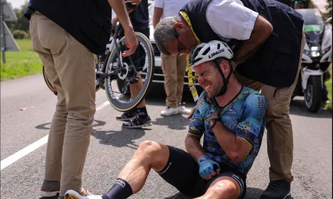 Mark Cavendish bị gãy xương đòn chấm dứt cơ hội phá kỷ lục Tour de France