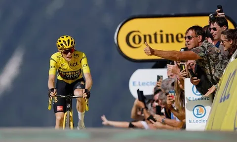 Jonas Vingegaard chạm tay vào chiếc Áo vàng Tour de France 2023 lần thứ hai