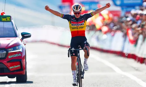 Remco Evenepoel giành lại Áo chấm bi xanh dương Vua leo núi