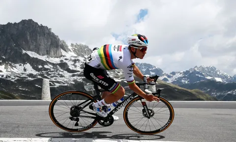 Ông bầu đội Soudal-Quick-Step nghi ngờ năng lực Remco Evenepoel