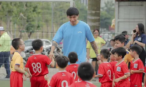 Đoàn Văn Hậu truyền cảm hứng cho 10.000 cầu thủ nhí VietGoal tại Hà Nội Super Cup 2023