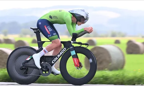 Tadej Pogacar bán đấu giá "chiến mã" Colnago TT1