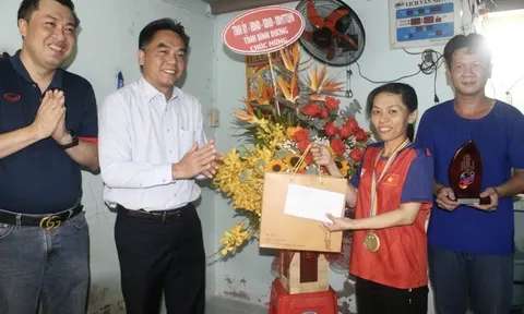 Lãnh đạo Bình Dương thăm vận động viên đạt huy chương vàng giải vô địch Bi sắt thế giới