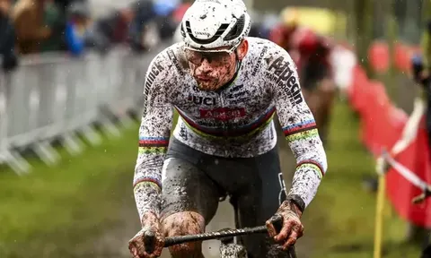 Mathieu van der Poel nhổ nước bọt vào cổ động viên