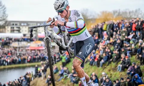 Mathieu van der Poel “vô đối” ở giải Xe đạp việt dã