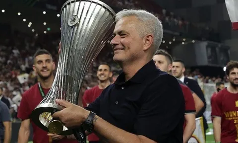 Mourinho trả lại kỉ vật đặc biệt cho Roma