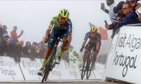 Daniel Martinez đánh bại Remco Evenepoel trên đỉnh Alto da Foia