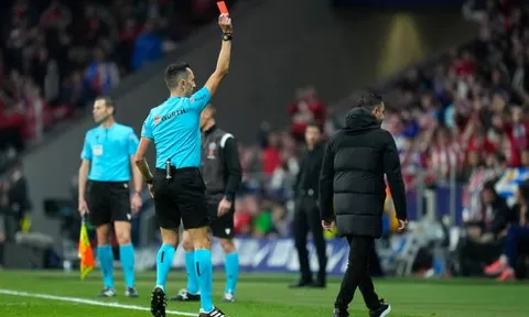 Xavi lần thứ ba bị đuổi khỏi sân