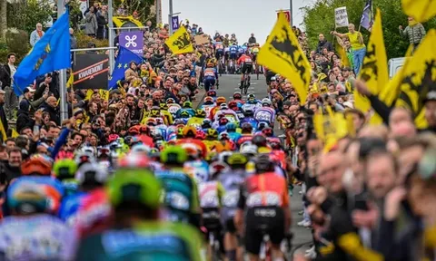 Khán giả liên tiếp gây tai nạn tại cuộc đua Xe đạp Tour of Flanders