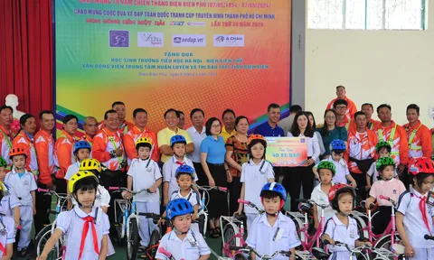 Liên đoàn Xe đạp - Môtô TP.HCM trao quà cho học sinh, vận động viên tại thành phố Điện Biên Phủ