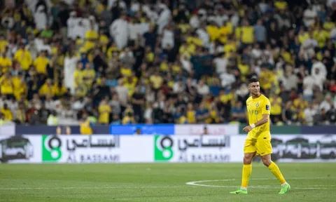 Bị phạt thẻ đỏ, Ronaldo định... đấm trọng tài