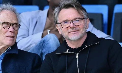 Huấn luyện viên Troussier dự khán trận play-off liên lục địa giữa U23 Indonesia - U23 Guinea