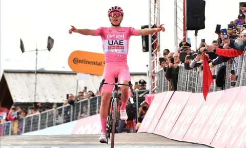 Tadej Pogacar "out trình" tại Giro d’Italia 2024