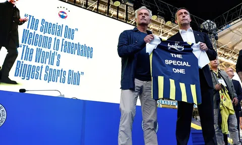 Fener trả Mourinho lương kém 6 lần tại Saudi Arabia