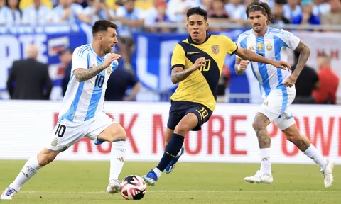 Thần đồng Kendry Paez nhận quà từ Messi