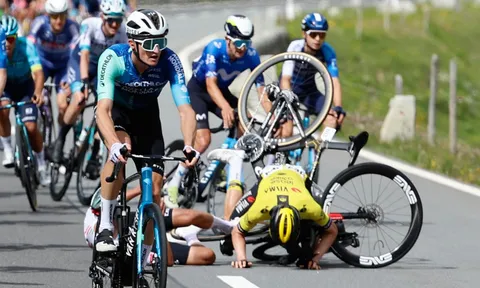 Richard Carapaz và Alberto Bettiol rời cuộc đua Tour de Suisse
