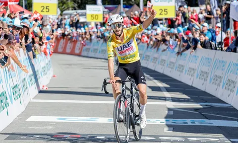 Adam Yates thâu tóm danh hiệu tại Tour de Suisse 2024