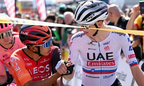 Egan Bernal buồn vì các tay đua Tour de France thiếu tôn trọng Áo vàng