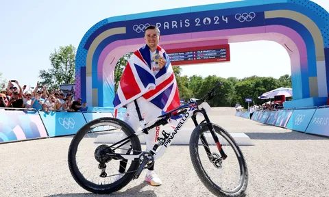 Tom Pidcock bảo vệ huy chương vàng môn Xe đạp địa hình Olympic một cách ngoạn mục