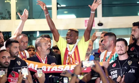 Victor Osimhen tươi rói đến Istanbul