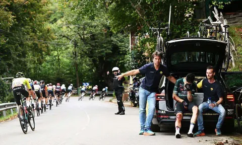 Wout van Aert gặp tai nạn mất Áo xanh Vuelta a Espana 2024