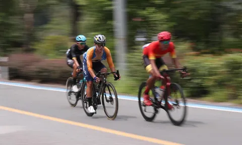 Các cua-rơ Việt Nam nỗ lực hoàn thành chặng đua tại Tour of Poyang Lake 2024