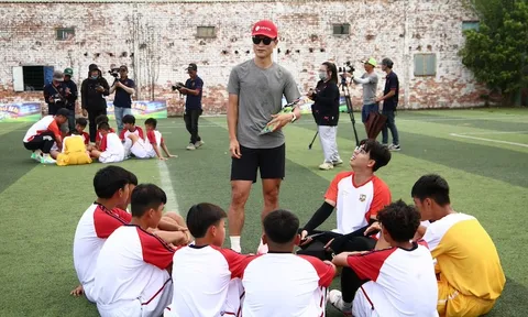 Huyền thoại bóng đá Lee Young Pyo bật mí “bí kíp” thành công dành cho các cầu thủ nhí