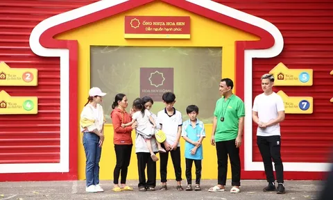 Cầu thủ Hồ Tấn Tài xúc động khi chứng kiến hoàn cảnh của các em nhỏ mồ côi
