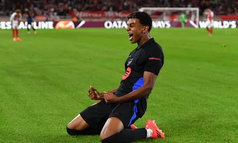 Lần đầu ghi bàn ở Champions League, Yamal đi vào lịch sử