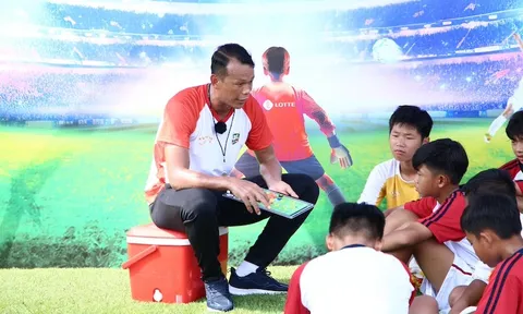Bùi Tấn Trường dẫn dắt đội Cầu thủ nhí giành chiến thắng đầu tiên trong trận giao hữu với Thăng Long FC