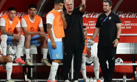 Luis Suarez công khai chỉ trích Bielsa