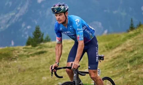 Jakob Fuglsang vẫn quyết gắn bó với xe đạp ở tuổi 39