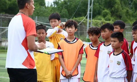 Huấn luyện viên Bùi Tấn Trường chia sẻ về tình bạn của mình khi tham gia đá bóng từ sớm