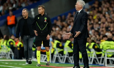 Ancelotti "nóng mắt" trước màn ăn mừng khiêu khích của trợ lí Flick