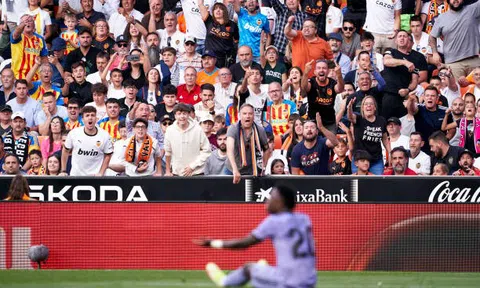 Cổ động viên Valencia chuẩn bị bài hát chế nhạo Vinicius vụ hụt Quả bóng Vàng