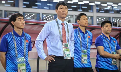 Huấn luyện viên Kim Sang Sik ‘do thám’ đối thủ ở ASEAN Cup