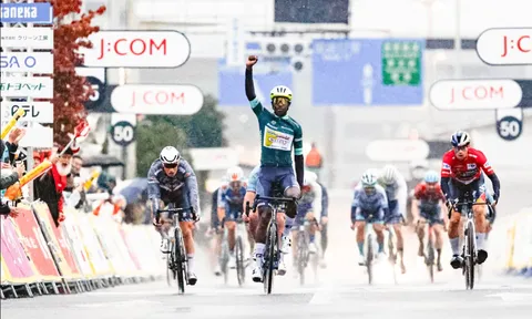 Biniam Girmay đánh bại Cavendish và Roglic ở Saitama Criterium