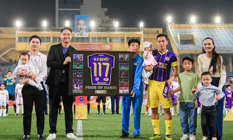 Văn Quyết nhận thưởng nóng sau chiến tích “vô tiền khoáng hậu” tại V.League